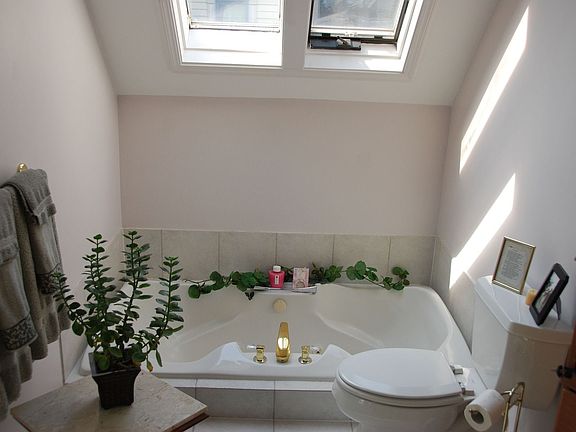 Master Bath - Jacuzzi