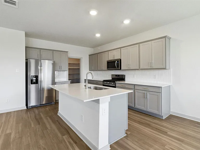 320 Fairfax Ave — Photo 12