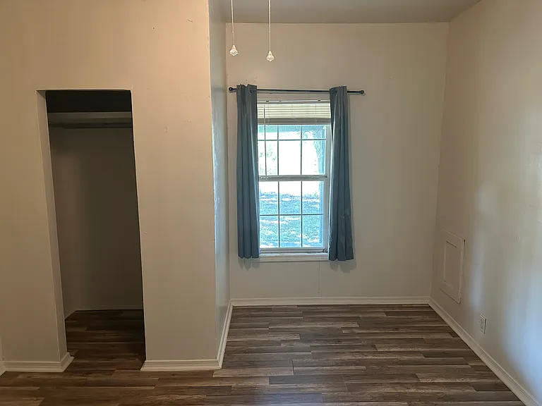 404 E Oak St — Photo 27