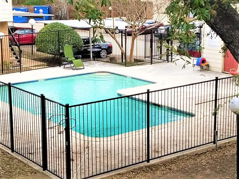 6646 E Lovers Ln — Photo 2