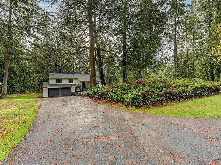 Long and secluded driveway