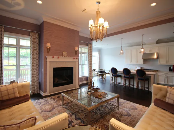 https://photos.zillowstatic.com/fp/1061a86f3a7a481dea54e752a7dc130d-p_e.webp