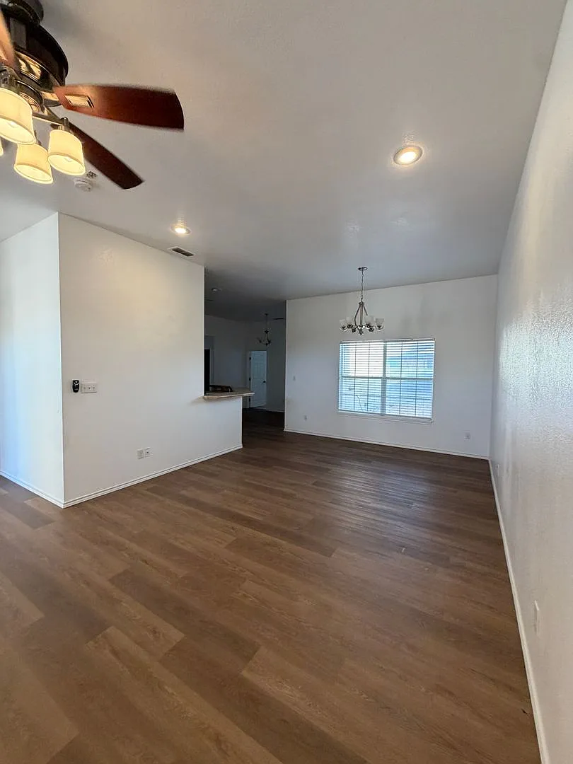 Very nice 3 bedroom 2 bath with garage — Photo 3