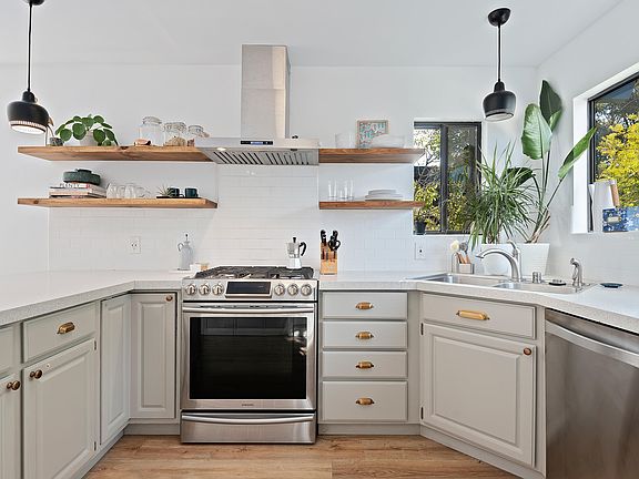 5th image of 2028 Chapala St #B