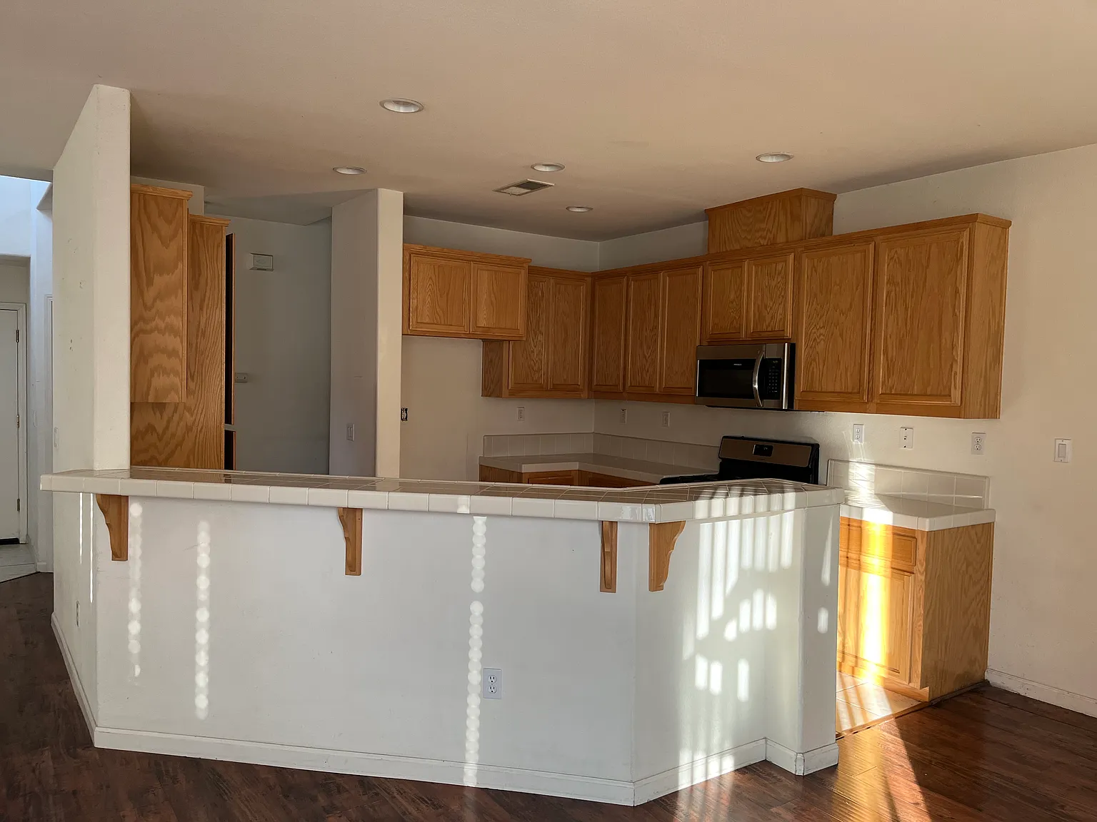3 bed, 2.5 bath, 1819 sqft, $3,100 — Photo 2