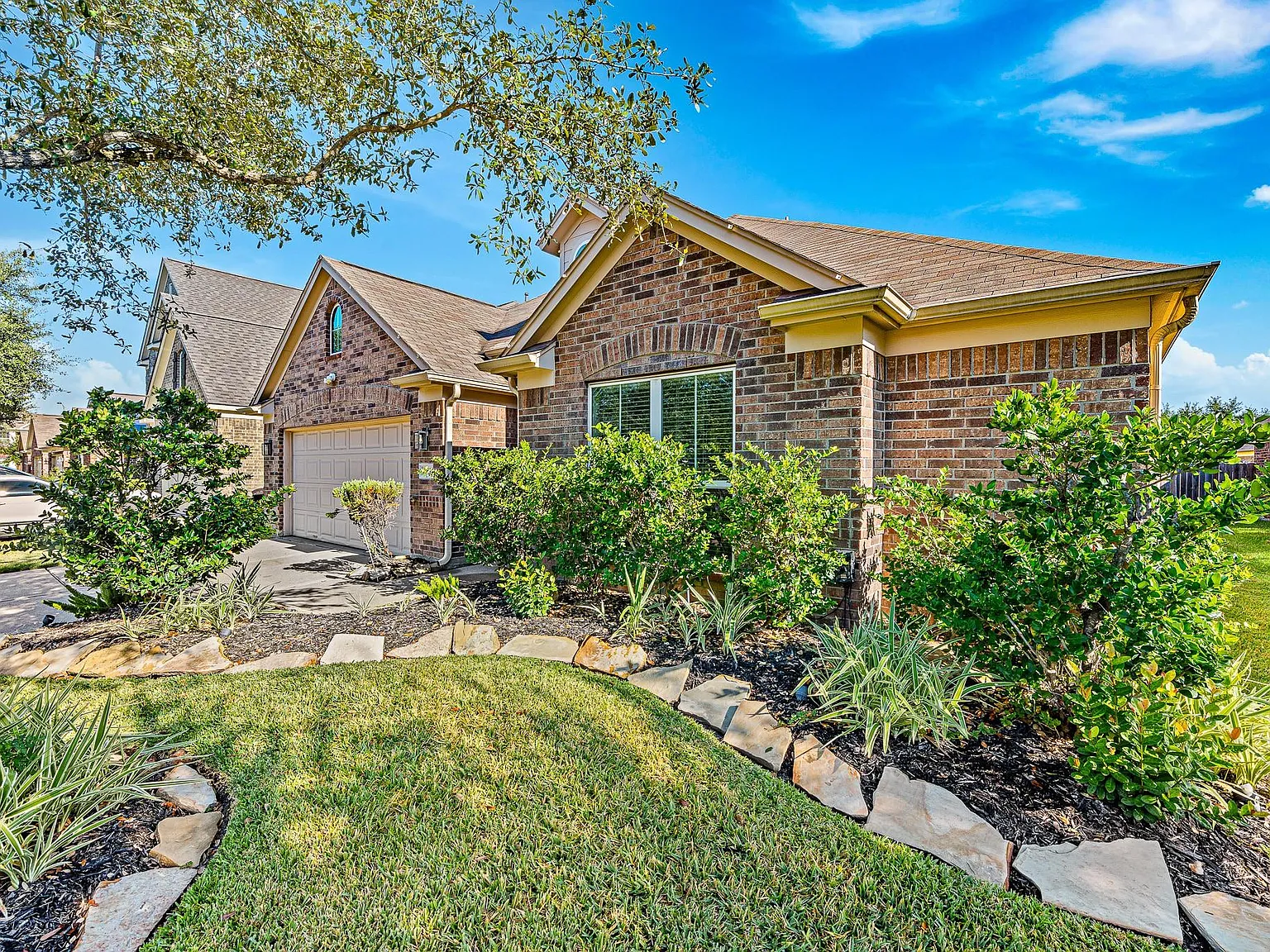4 bed, 2.5 bath, 2813 sqft, $2,500 — Photo 3