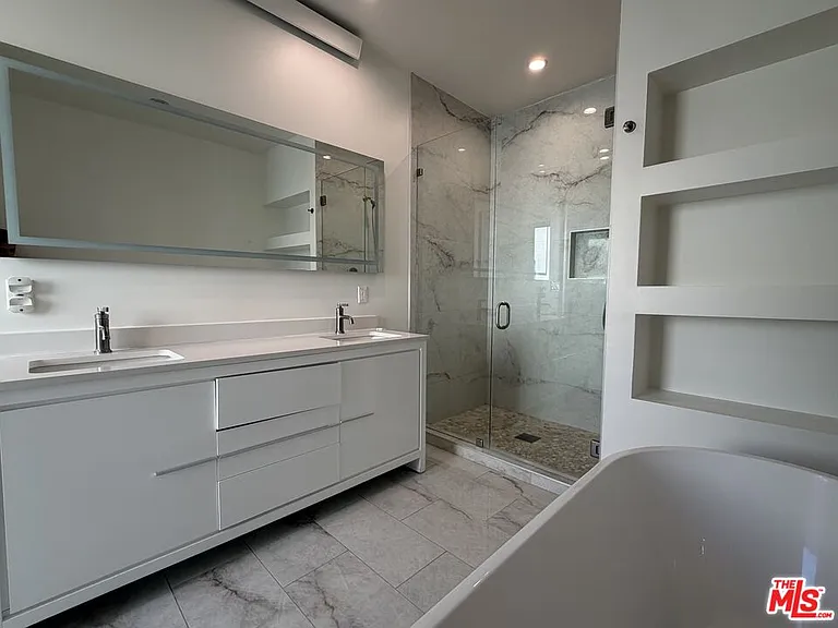 15122 Morrison St — Photo 22