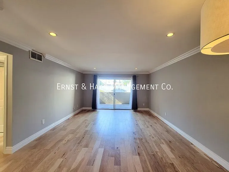 421 W 6th St #103 — Photo 6