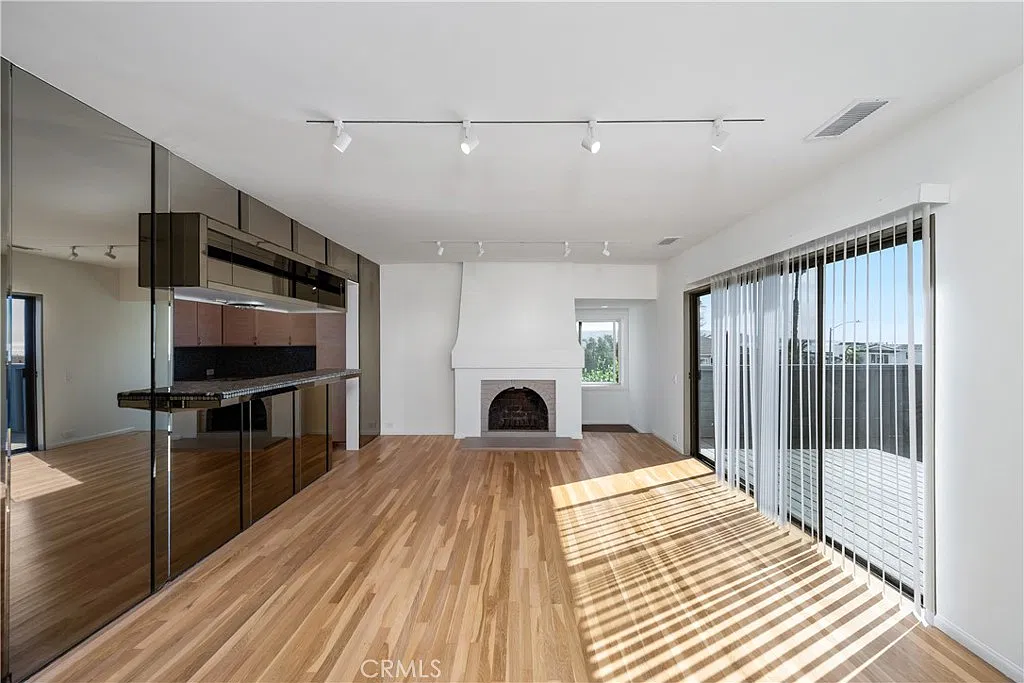 2 bed, 1000 sqft, $5,900 — Photo 3