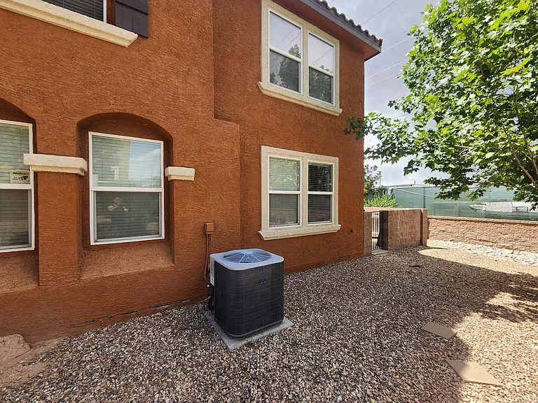 601 Menaul Blvd NE — Photo 4