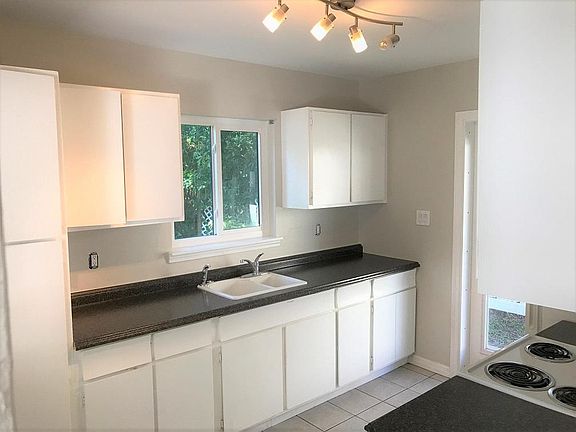 3rd image of 924 32nd St