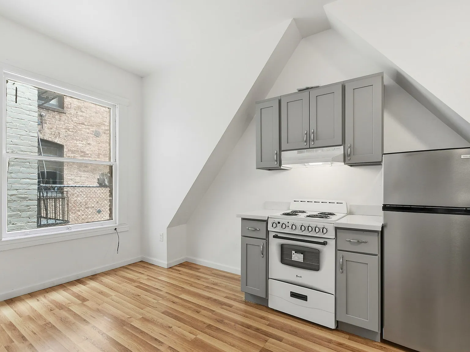 1 bed, 300 sqft, $1,950 — Photo 2