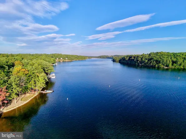 1210 Lakeview Dr, Cross Junction, VA 22625