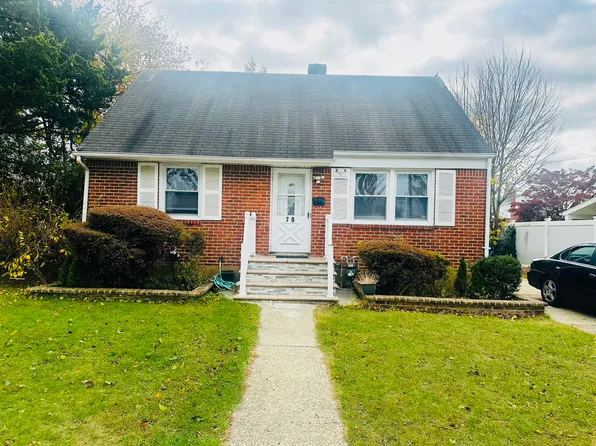 70 9th St, Hicksville, NY 11801