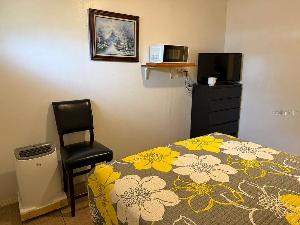 1 bed, 1.0 bath, 300 sqft, $700 — Photo 3