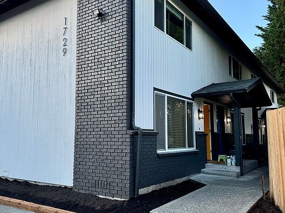 Entry way to front door's