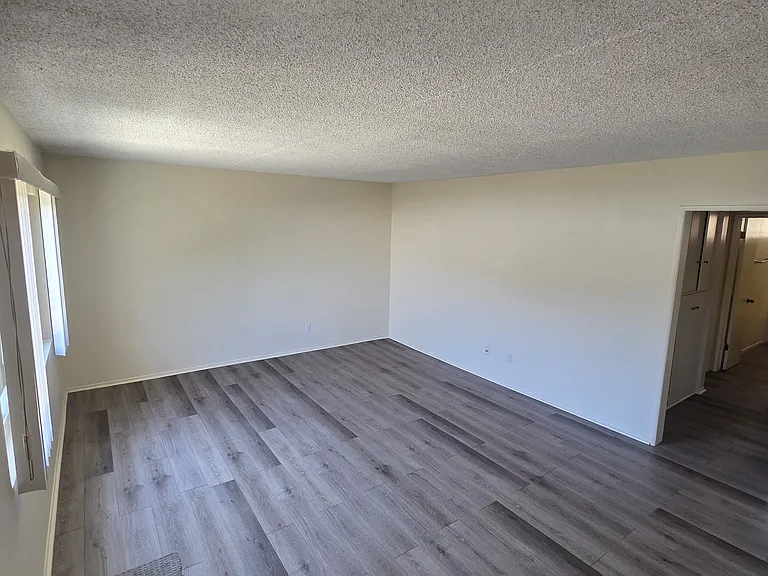 12520 Oxford Ave — Photo 2
