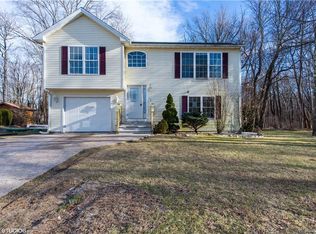 14 Iroquois Trl, Cranston, RI 02921