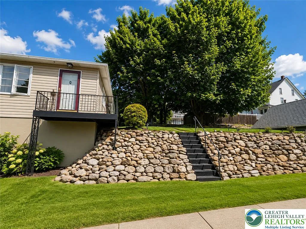 3 bed, 1.0 bath, 1092 sqft, $1,980 — Photo 2