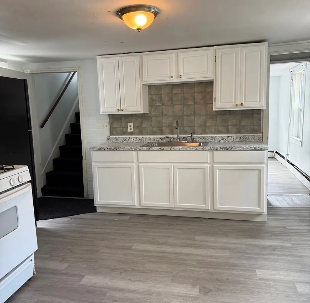 3 bed, 1.5 bath, 1050 sqft, $2,450 — Photo 2