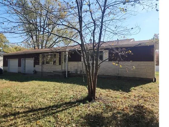 1220 W Henry St, Staunton, IL 62088