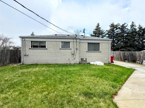 25888 Carl St, Roseville, MI 48066