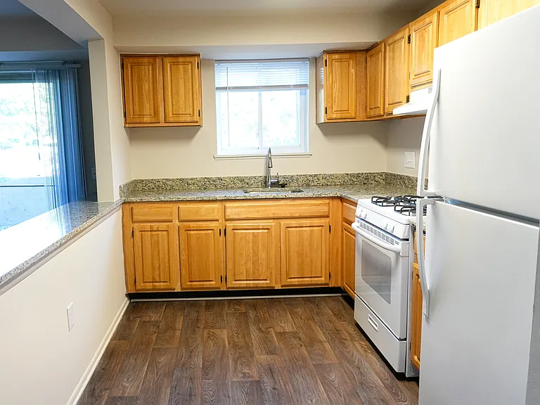 Edmondson Park Apartments — Photo 11