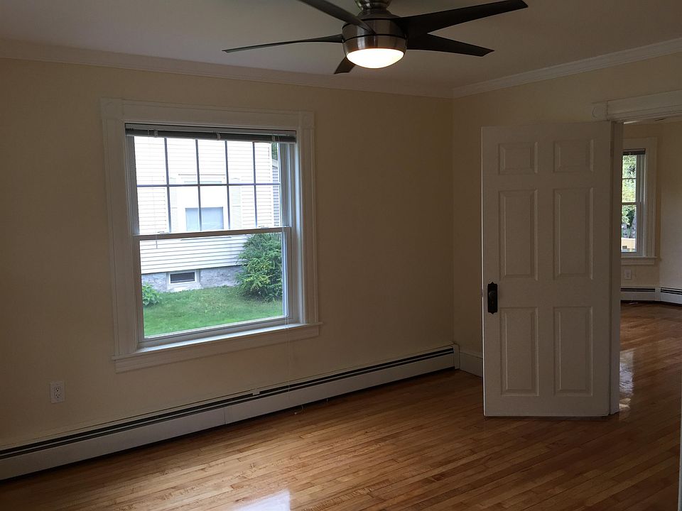 10 Holly lower apartment bedroom