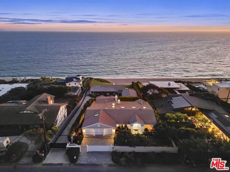 5 bed, 6.5 bath, 6957 sqft, $32,000 — Photo 2
