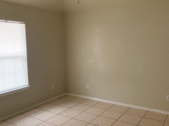 2nd image of 121 Ramon Cardenas Dr #B