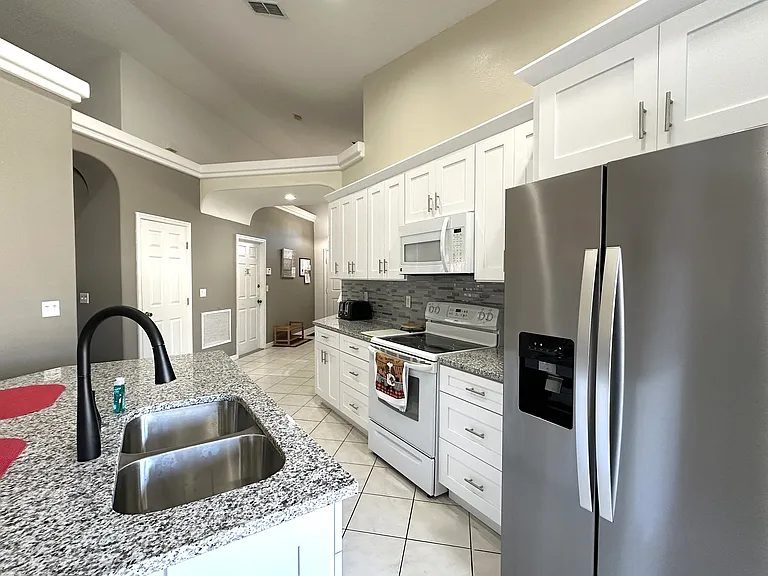 16724 Rolling Green Dr — Photo 32