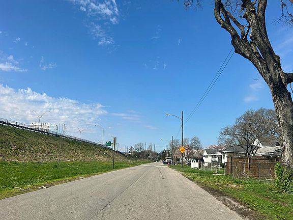 4th image of 976 Thomas Ave