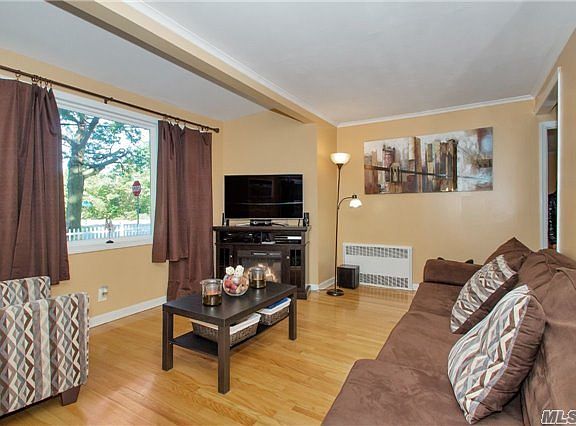 5th image of 197 Woodycrest Dr