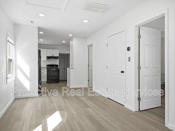 5th image of 828 W 42nd St
