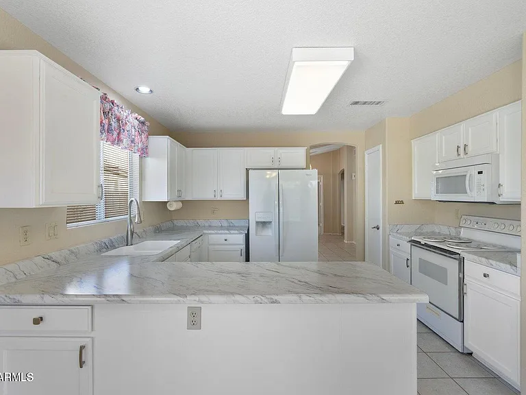 10622 W Mohawk Ln — Photo 5