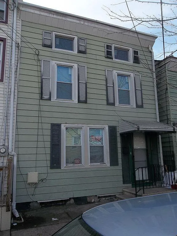 4 bed, 1827 sqft, $2,200 — Photo 1