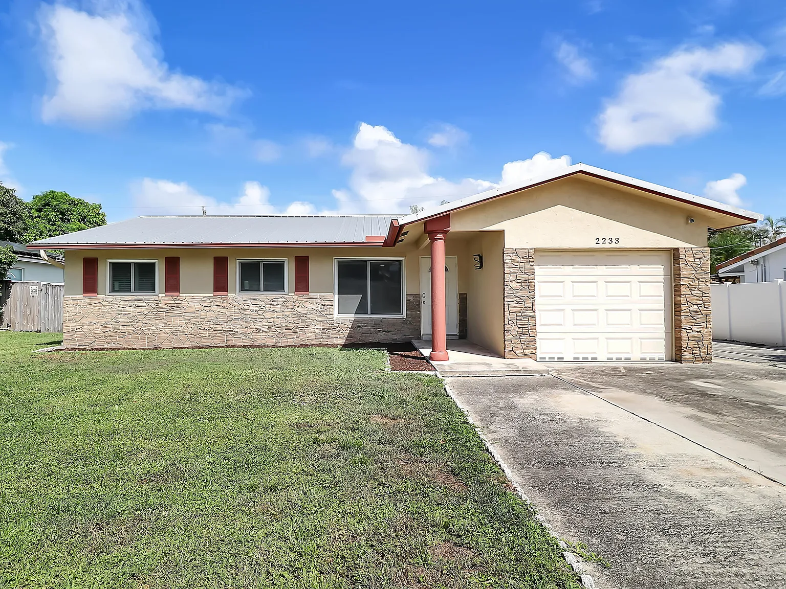 3 bed, 2.0 bath, 2011 sqft, $4,000 — Photo 2