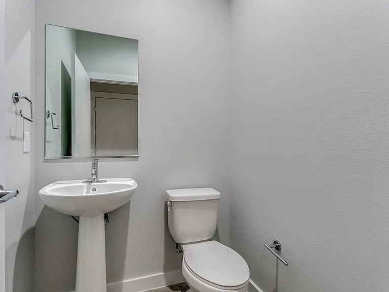 330 Clay St #24 — Photo 7