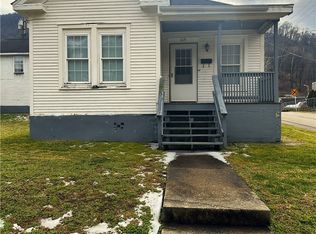 619 4th Ave, Montgomery, WV 25136