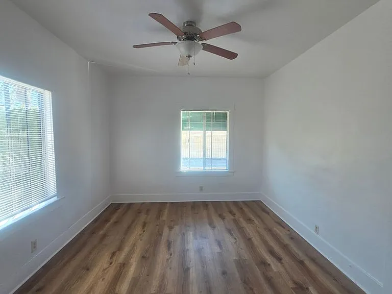 324 E Esther St — Photo 6