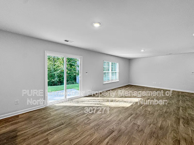 3 bed, 2.5 bath, 2163 sqft, $2,035 — Photo 2