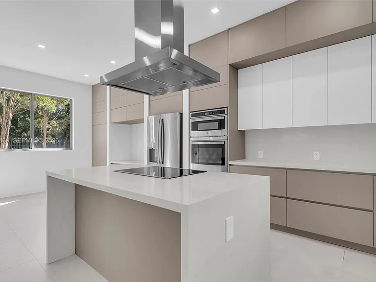 3204 Plaza St — Photo 1