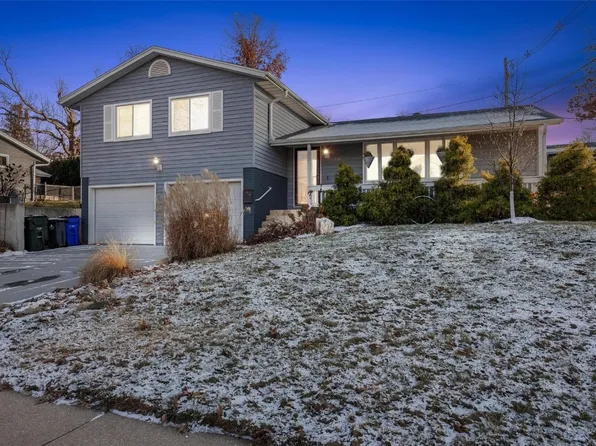 2541 Falcon Dr NE, Cedar Rapids, IA 52402