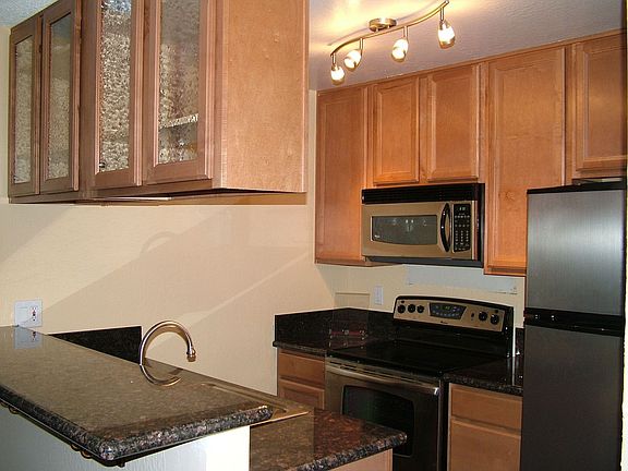 Kitchen W/ Granite 