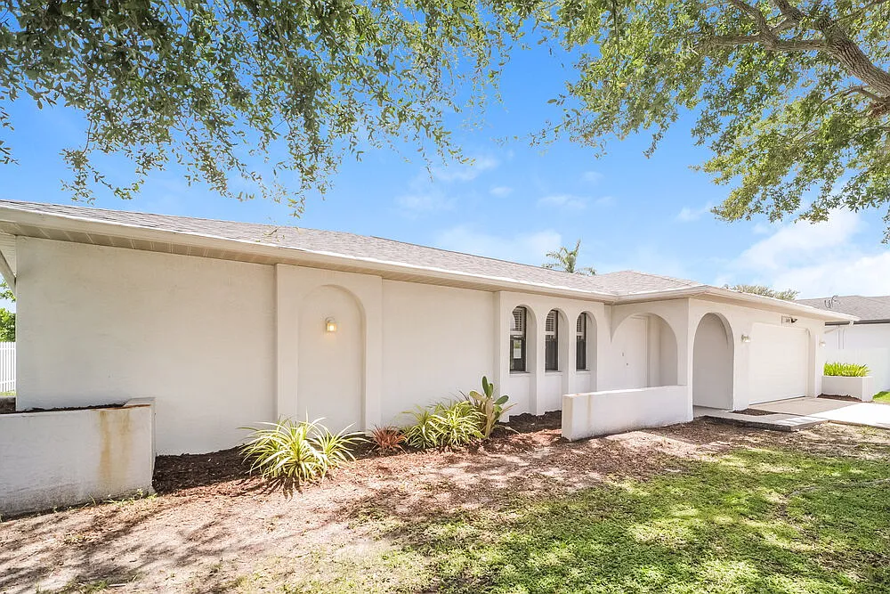 3 bed, 2.0 bath, 1404 sqft, $1,790 — Photo 3