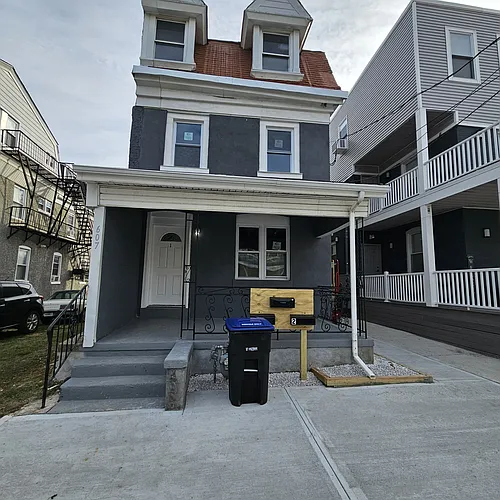 607 W 7th St #1 Photo 1