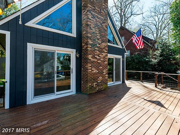 Sprawling Open Air Grilling and Dining Deck