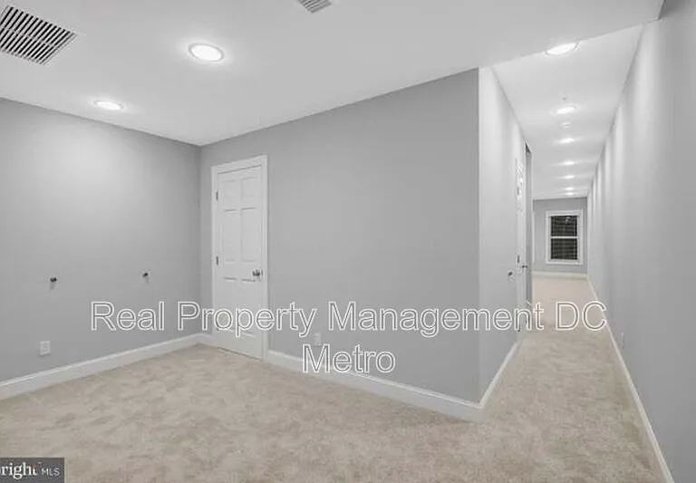 927 12th St NE — Photo 8