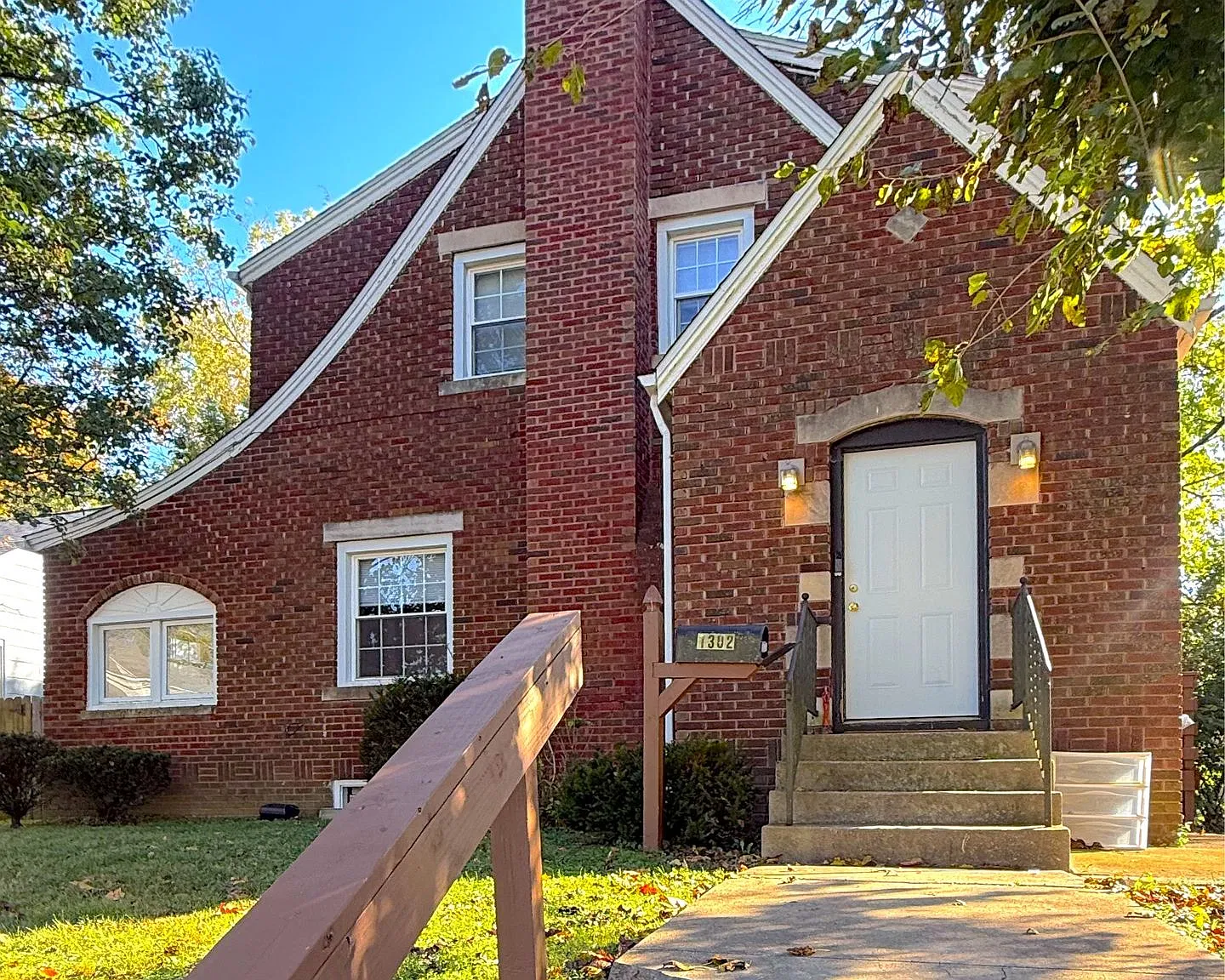 **August 2027** Amazing Location Near IU campus!! Spacious 7 Bed, 2 Bath House!! — Photo 2