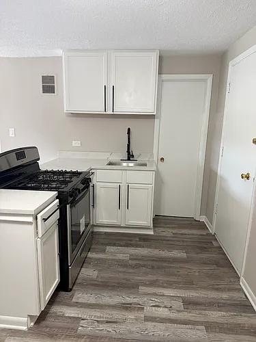 10700 S Roberts Rd #B1 Photo 1 10700 S Roberts Rd #B1 Photo 1